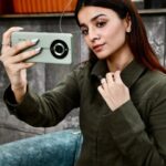 Mahima Makwana Instagram - Enjoying the weather outdoors… simply the best… don’t you agree?✨🍃 #Ad #NextLevelGreen #realme11pro5g @realmeindia Veranda Bandra