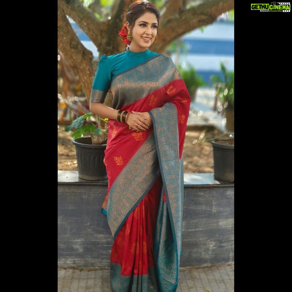Malavika Wales Instagram - 🌼 Clicked by @harie.lal Hair stylist @sreejakeerthy2012 Saree @sudhinawales