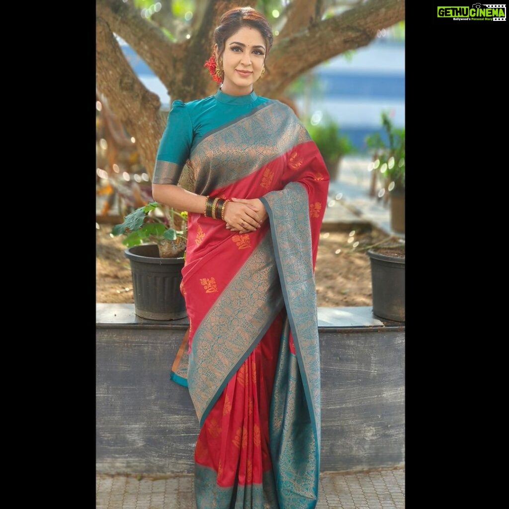 Malavika Wales Instagram - 🌼 Clicked by @harie.lal Hair stylist @sreejakeerthy2012 Saree @sudhinawales