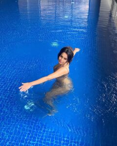 Mallika Sherawat Instagram - Having a great time 💧💦 
.
.
.
.
 #loveit #positivemindset #abundancemindset #positiveminds #colorful #happyheart #happyplace #happythoughts #creativedesign #creativedaily #creativedesigner #positive #passion #openheart #positivemind #celebration #canon5dmarkiv