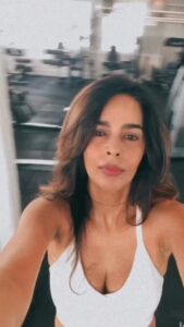 Mallika Sherawat Instagram - Feeling on top of the world after a great workout 🏋️‍♂️endorphins kickin’ in 🤩 wearing @alo @aloyoga 
.
.
.
.
.
.
.
.
.
.
 #fitnesslove #fitnessvideo #workoutday #fitnessgram #fitnessaddicts #fitnessinfluencer #fitnessforlife #lovefitness #fitnessjunkie #fitnessgirlmotivation #ilovefitness #loveforfitness #lovelifefitness #ilovehighfitness #fitnessblogger #fitnesslovers #fitgoals #fitnessinspiration #fitnessmotivation #fitnesslife #fitnessmode #fitnessguru