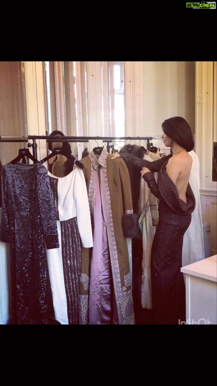 Mallika Sherawat Instagram - Little shopping to beat the Monday Blues ✨ . . . . . #reelkarofeelkaro #reelvideo #reelsoftheday #reelsinstagram #mondayblues Los Angeles, California