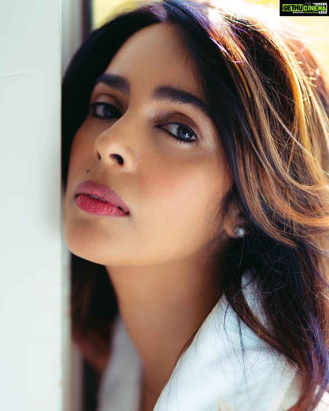 Mallika Sherawat Instagram - “Beauty begins the moment you decide to be yourself.” ~ Coco Chanel. 📸 @thebrycestudio . . . . . . . . . #happiness #positivemindset #decisions #joyinthejourney #confidence #positivemind #positiveaffirmations #liveinthemoment #thinking #positive #exploreyourself #optimism #better #natural #lipstic #goodenergy #respect #onelife #up #reachout #inward #listening #relate #wonder #contemplating #alliswell #deepbreaths #blessings #stillblessed #leadwithlove Los Angeles, California