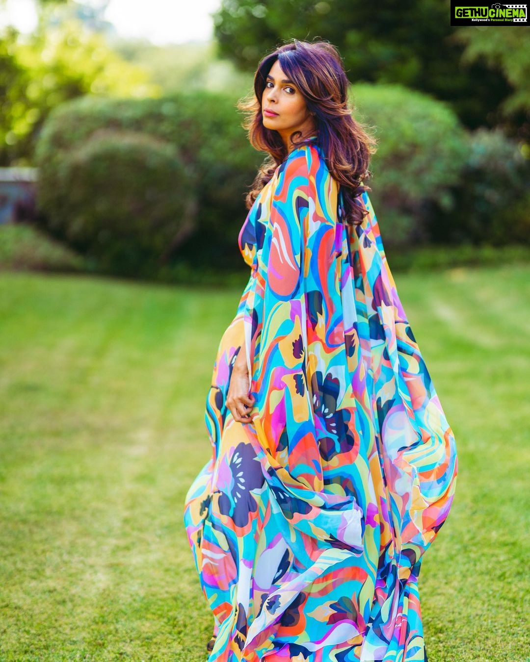 Mallika Sherawat Instagram - Iโm all about colours ๐ ๐ธ @thebrycestudio . . . . . . . . . . #positivemindset #liveyourbestlife #raiseyourvibration #goodenergy #abundancemindset #positivemood #embracelife #shineyourlight #summeroutfitideas #streetshooting #fashionmoment #camooutfit #mylookoftheday #streetstyle #classyoutfit #outfitgram #designerfashion #nikon50mm #nikond3200 #glamour #fashionlover #lookoftheday #styleoftheday #beauty #fashiontips #glamourshots #glamourphotography #glamourous Los Angeles, California