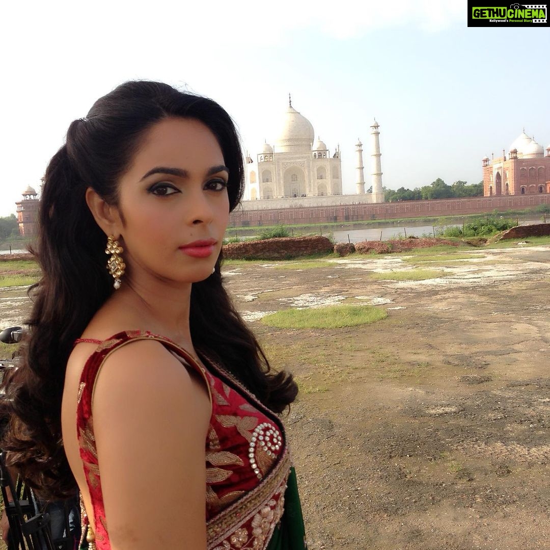 Mallika Sherawat Instagram - The Taj Mahal is beyond the power of words,it’s the loveliest of monuments, the most beautiful in the world …. . . . . . . . . #tajmahal #tajmahalindia #tajmahalagra #taj #historic #lovely #loveit #lovethis