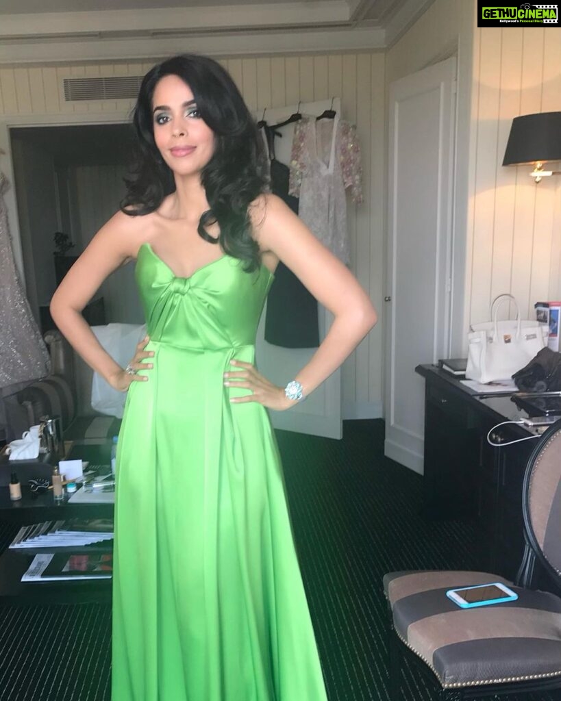 Mallika Sherawat Instagram - All dressed up . . . . . . . . . . #onthisday #alwayssmile #healthymind #alright #read #focus #itshappening #respect #better #confusion #eyeswideopen #worktime #nextproject #ilovemyteam #allset #alwayspositive #goodenergy #focustime #justathought #findyourjoy #changeiscoming #leadwithlove #innerpeace #inward #alliswell #spreadlove #thework #knowyourself #innerstrength #possibilities