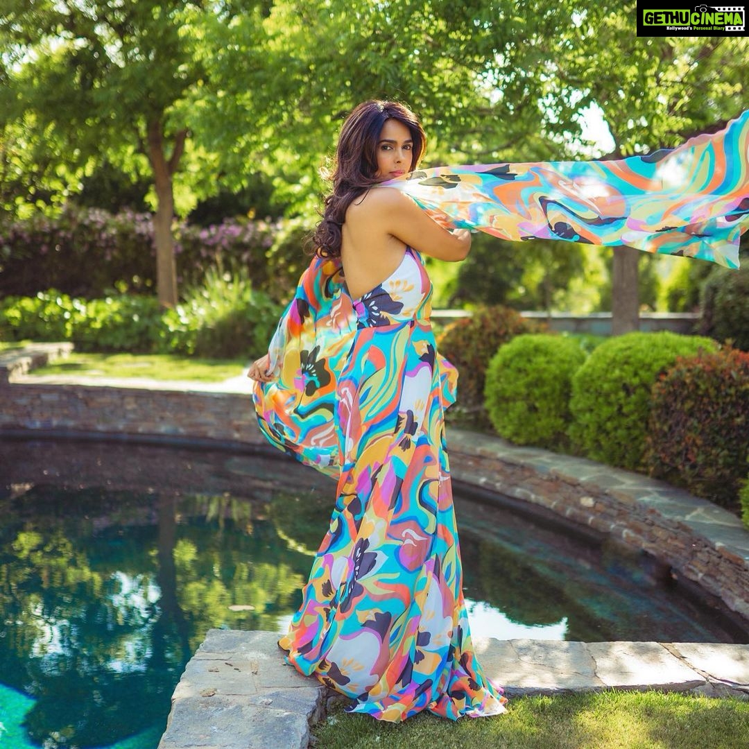 Mallika Sherawat Instagram - π§‘πππ . . . . . . . . #positivemindset #liveyourbestlife #raiseyourvibration #goodenergy #abundancemindset #positivemood #embracelife #shineyourlight #summeroutfitideas #streetshooting #fashionmoment #camooutfit #mylookoftheday #streetstyle #classyoutfit #outfitgram #designerfashion #nikon50mm #nikond3200 #positivemindset Los Angeles, California
