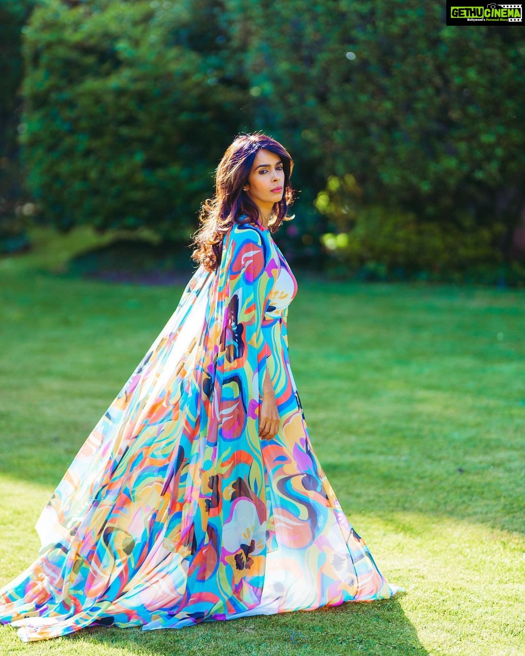 Mallika Sherawat Instagram - Iโm all about colours ๐ ๐ธ @thebrycestudio . . . . . . . . . . #positivemindset #liveyourbestlife #raiseyourvibration #goodenergy #abundancemindset #positivemood #embracelife #shineyourlight #summeroutfitideas #streetshooting #fashionmoment #camooutfit #mylookoftheday #streetstyle #classyoutfit #outfitgram #designerfashion #nikon50mm #nikond3200 #glamour #fashionlover #lookoftheday #styleoftheday #beauty #fashiontips #glamourshots #glamourphotography #glamourous Los Angeles, California