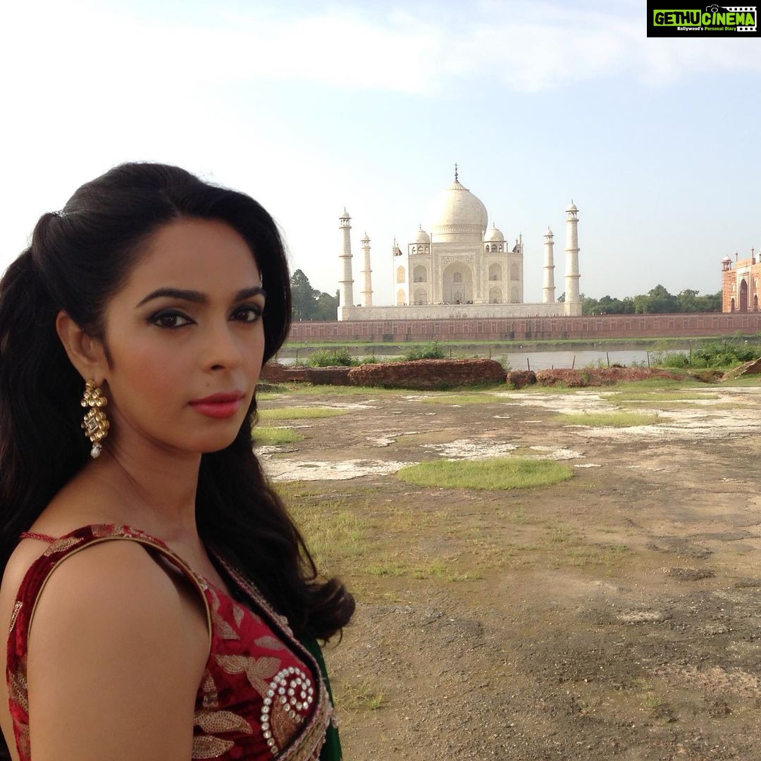 Mallika Sherawat Instagram - The Taj Mahal is beyond the power of words,it’s the loveliest of monuments, the most beautiful in the world …. . . . . . . . . #tajmahal #tajmahalindia #tajmahalagra #taj #historic #lovely #loveit #lovethis