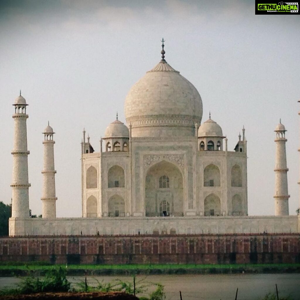 Mallika Sherawat Instagram - The Taj Mahal is beyond the power of words,it’s the loveliest of monuments, the most beautiful in the world …. . . . . . . . . #tajmahal #tajmahalindia #tajmahalagra #taj #historic #lovely #loveit #lovethis