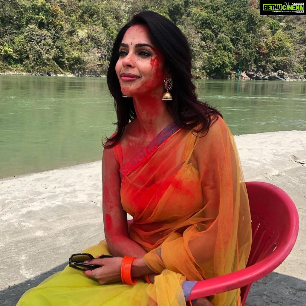 Mallika Sherawat Instagram - Happy Holi everyone 🌺 . . . . . . . . . . . #holi #holifestival #happyholi #colorfulholi #festivalofcolors #festivalofcolours India