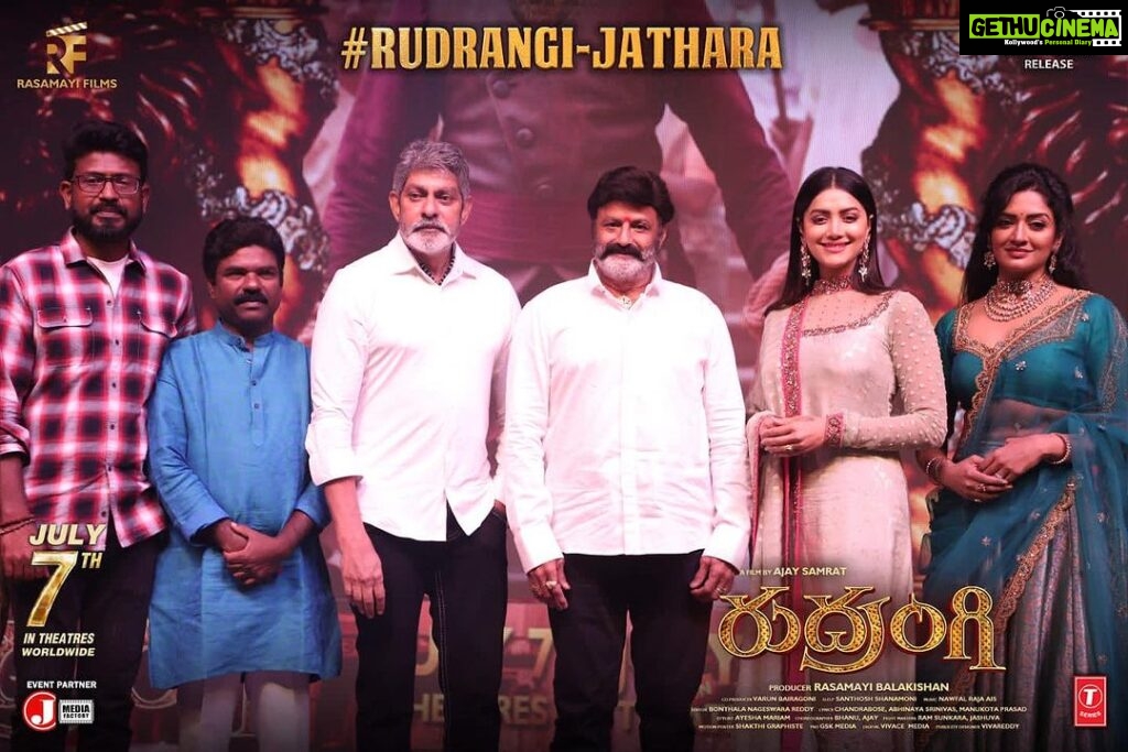 Mamta Mohandas Instagram - Thanks to mass star Sri NBK .. our very own Balayya for gracing our Grand Pre Release Event my new film #Rudrangi❤️‍🔥 What a powerpacked night! #RudrangiJathara 🔥 @iamjaggubhai_ @mamtamohan @vimraman @starashishgandhi @ganavilaxman @actordivi @kailashkher @manukotaprasad @ajay_samrat006 @rasamayibalakishan @actor.prabhakar @charishmashreekhar @ais.nawfal_benchbeats @santosh_shanamoni_dop @aayeshaa.mariam @varungoud @nageswarareddybonthala @tseriessouthofficial @jmediafactory