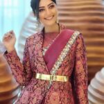 Mamta Mohandas Instagram - Let a SMILE be the primer you use before makeup. Always. Designed & Styled for the opening of a jewelry store in Pattambi by @renjurenjimar with @ancys_ethnic_shop Draped by @surya_ishaan Hair & 📸 by @sudhiar.hairandmakeup (Yeah we swear by his #samsungs22ultra .. the pictures are #legit 📱👌) #photography #sareelove #saree #sareefashion #fashion #stylish #unique #energy #pose #smile Hyatt Regency Thrissur