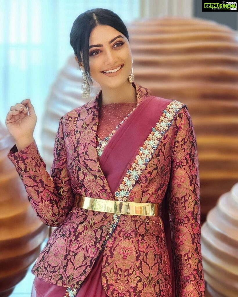 Mamta Mohandas Instagram - Let a SMILE be the primer you use before makeup. Always. Designed & Styled for the opening of a jewelry store in Pattambi by @renjurenjimar with @ancys_ethnic_shop Draped by @surya_ishaan Hair & 📸 by @sudhiar.hairandmakeup (Yeah we swear by his #samsungs22ultra .. the pictures are #legit 📱👌) #photography #sareelove #saree #sareefashion #fashion #stylish #unique #energy #pose #smile Hyatt Regency Thrissur