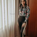 Mamta Mohandas Instagram - Color.. color.. which color do you want ? 🎨 Outfit @hrxbrand | Styling & HMU @mamtamohan #candidphotography by @pepperoncinophotography at @maheshummaruthiyum #promotion #casualwear #fashion #activewear #style #ownit