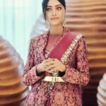 Mamta Mohandas Instagram - Let a SMILE be the primer you use before makeup. Always. Designed & Styled for the opening of a jewelry store in Pattambi by @renjurenjimar with @ancys_ethnic_shop Draped by @surya_ishaan Hair & 📸 by @sudhiar.hairandmakeup (Yeah we swear by his #samsungs22ultra .. the pictures are #legit 📱👌) #photography #sareelove #saree #sareefashion #fashion #stylish #unique #energy #pose #smile Hyatt Regency Thrissur