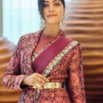 Mamta Mohandas Instagram - Let a SMILE be the primer you use before makeup. Always. Designed & Styled for the opening of a jewelry store in Pattambi by @renjurenjimar with @ancys_ethnic_shop Draped by @surya_ishaan Hair & 📸 by @sudhiar.hairandmakeup (Yeah we swear by his #samsungs22ultra .. the pictures are #legit 📱👌) #photography #sareelove #saree #sareefashion #fashion #stylish #unique #energy #pose #smile Hyatt Regency Thrissur