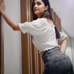 Mamta Mohandas Instagram - Dear Life .. I’ve become more and more aware of this as I’m getting older. Time n time again, You throw huge curveballs at me .. sometimes, the largest ones you can find, each one a little heavier than the previous one. You see, The muscles of my willpower might not be as strong as it once used to be.. but the power of hope is greater.. the imprints in my memory of peaks I have conquered in the past is greater. So , Wait until you see my throws! ☄️ 📸 @faisal_tirz 📍 @thefirstcollectionbusinessbay_ #wednesday #wednesdaywisdom #gettingfit #willpower #strength #women #health #autoimmunedisease #autoimmune #onemoretime #conquer #immunotherapy #fitness #pickmeup #willdoitagain #wakeup @dubai @mydubai @visit.dubai #homeawayfromhome #dubai #photography #workout #gym #casualwear #shorts #denim #uae The First Collection Business Bay