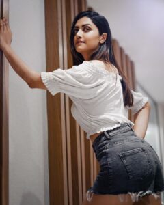 Mamta Mohandas Instagram - Dear Life .. I’ve become more and more aware of this as I’m getting older. 
Time n time again, You throw huge curveballs at me .. sometimes, the largest ones you can find, each one a little heavier than the previous one. 
You see, The muscles of my willpower might not be as strong as it once used to be.. but the power of hope is greater.. the imprints in my memory of peaks I have conquered in the past is greater. 

So , Wait until you see my throws! ☄️ 

📸 @faisal_tirz 
📍 @thefirstcollectionbusinessbay_ 

#wednesday #wednesdaywisdom #gettingfit #willpower #strength #women #health #autoimmunedisease #autoimmune #onemoretime #conquer #immunotherapy #fitness #pickmeup #willdoitagain #wakeup @dubai @mydubai @visit.dubai #homeawayfromhome #dubai #photography #workout #gym #casualwear #shorts #denim #uae