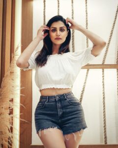 Mamta Mohandas Instagram - Dear Life .. I’ve become more and more aware of this as I’m getting older. 
Time n time again, You throw huge curveballs at me .. sometimes, the largest ones you can find, each one a little heavier than the previous one. 
You see, The muscles of my willpower might not be as strong as it once used to be.. but the power of hope is greater.. the imprints in my memory of peaks I have conquered in the past is greater. 

So , Wait until you see my throws! ☄️ 

📸 @faisal_tirz 
📍 @thefirstcollectionbusinessbay_ 

#wednesday #wednesdaywisdom #gettingfit #willpower #strength #women #health #autoimmunedisease #autoimmune #onemoretime #conquer #immunotherapy #fitness #pickmeup #willdoitagain #wakeup @dubai @mydubai @visit.dubai #homeawayfromhome #dubai #photography #workout #gym #casualwear #shorts #denim #uae