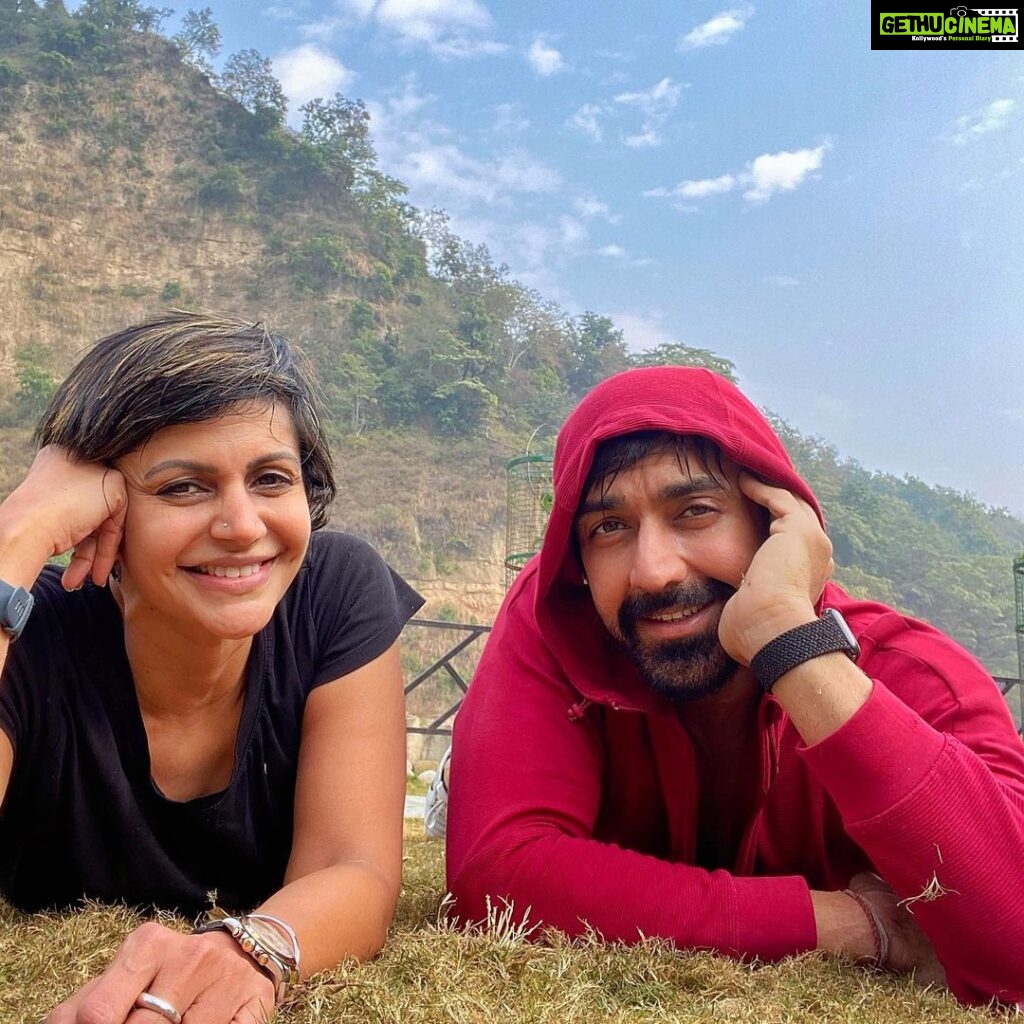 Mandira Bedi Instagram - Just two people who won’t let go a day of training wherever in the 🌎 they’ll be; be it a jungle.💪🏻 Corbett National Park