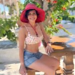 Mandira Bedi Instagram - What a Summer holiday. 😅 3 countries in 2 weeks. Fun in the sun. ☀️And lots of reasons to smile. 😃 Thank you @satyadevbarman and #malenerasmussen for making this work out so beautifully. We love you both and we love Isha and Vishnu. ❤️❣️🧿 #summervacation #greece #2023 #family #friends #funinthesun ☀️🥰