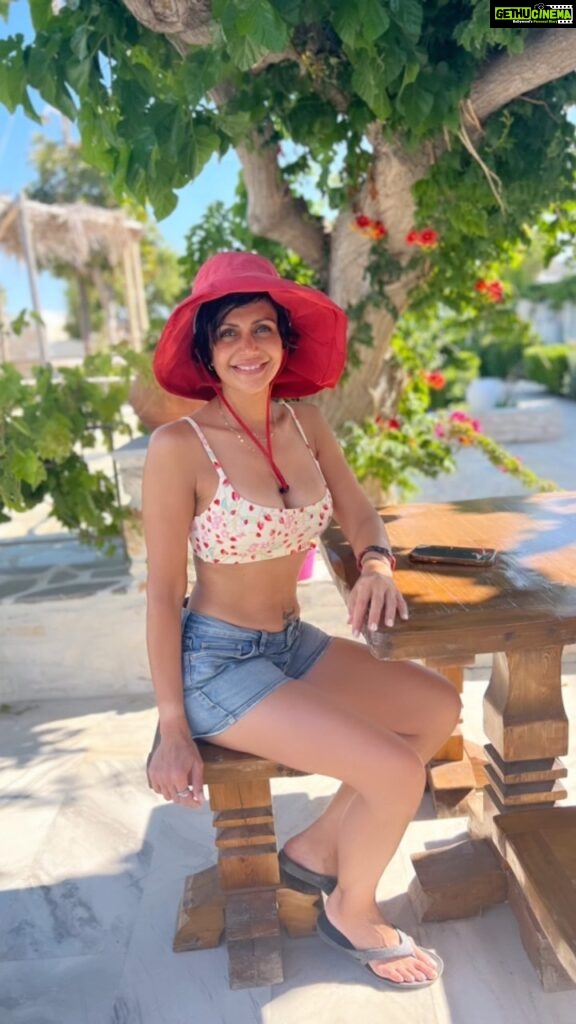 Mandira Bedi Instagram - What a Summer holiday. 😅 3 countries in 2 weeks. Fun in the sun. ☀️And lots of reasons to smile. 😃 Thank you @satyadevbarman and #malenerasmussen for making this work out so beautifully. We love you both and we love Isha and Vishnu. ❤️❣️🧿 #summervacation #greece #2023 #family #friends #funinthesun ☀️🥰