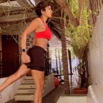 Mandira Bedi Instagram – Like I can’t #calmdown !!! Did legs today without any weights and included some new moves. Like #eccentricsquat (!) and #glutebridgemarch. Let’s say I’m feeling legs like jelly today!! #legs #noweights #onlybodyweight @brooksrunningindia