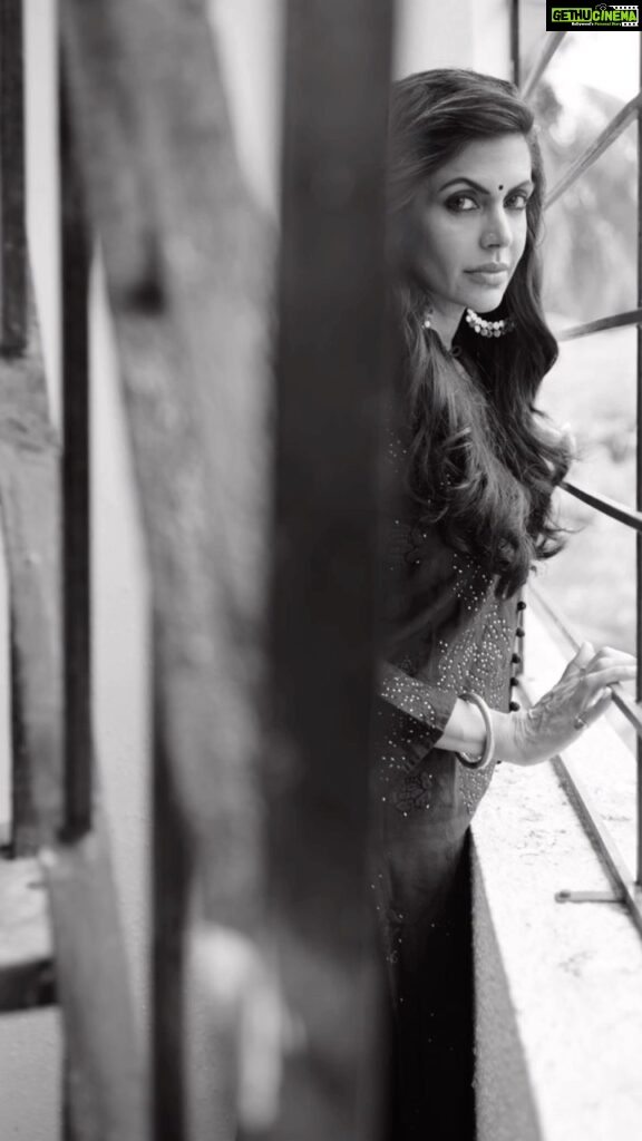 Mandira Bedi Instagram - #mood 🖤🤍 . Photographer: @rafique_sayed . Hair and makeup: @jui_themakeupartist