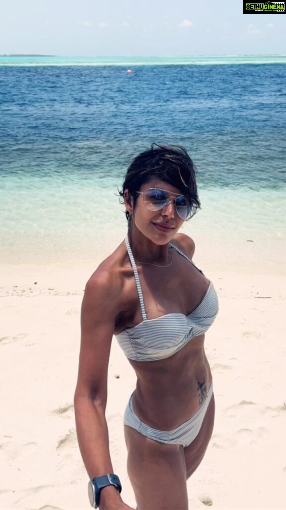 Mandira Bedi Instagram - This holiday has been nothing short of spectacular 🌊🏝❤🙏🏽Thank you Maldives for the beautiful blue ocean and gorgeous white sand. Thank you @signaturecollectionathideaway for leaving no stone (shell!) unturned, in giving us the best holiday ever ❤🙏🏽❣🧿🌊 . . #SignatureCollectionatHideaway #SignatureCollectionMaldives #SignatureExperiences @signaturecollectionmaldives @rupalidean @directedbysid The Signature Collection at Hideaway