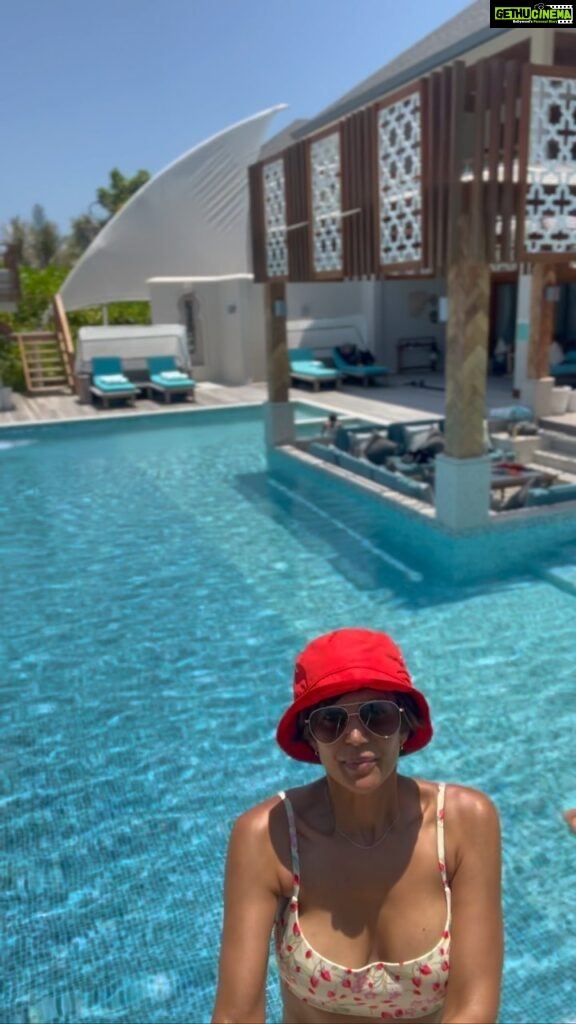 Mandira Bedi Instagram - Feeling and living like Royalty at the #SultanBeachResidence at @signaturecollectionmaldives ! 🏝️🧿❤️❣️🙏🏽 #SignatureCollectionatHideaway #SignatureCollectionMaldives #SignatureExperiences @rupalidean