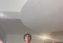 Mandira Bedi Instagram - In the Rajasthan Royals academy, here in #napgpur. In my room. With #KumarSangakkara giving me his blessing and overseeing my workout, I have to say I had a good one!! 🤪😊👊🏽 All the exercises: 1 minute each. The whole circuit repeated 4 times