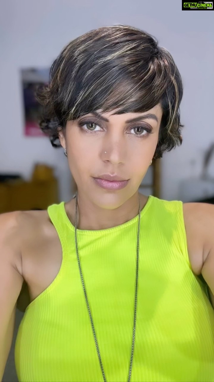 Mandira Bedi Instagram - And.. this is how @jui_themakeupartist gets a restless, fidgety, highly impatient person ready for #cricketkaticket !! #grwm @colorstv #nagpur #blessed #grateful #realityshow #ilovecricket #tvshow @voot
