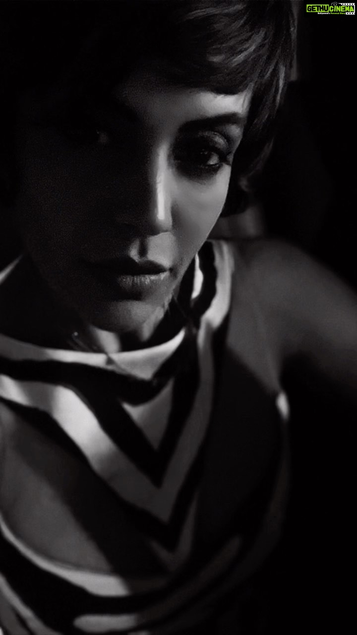 Mandira Bedi Instagram - #blackandwhite #blackorwhite #thodaextra