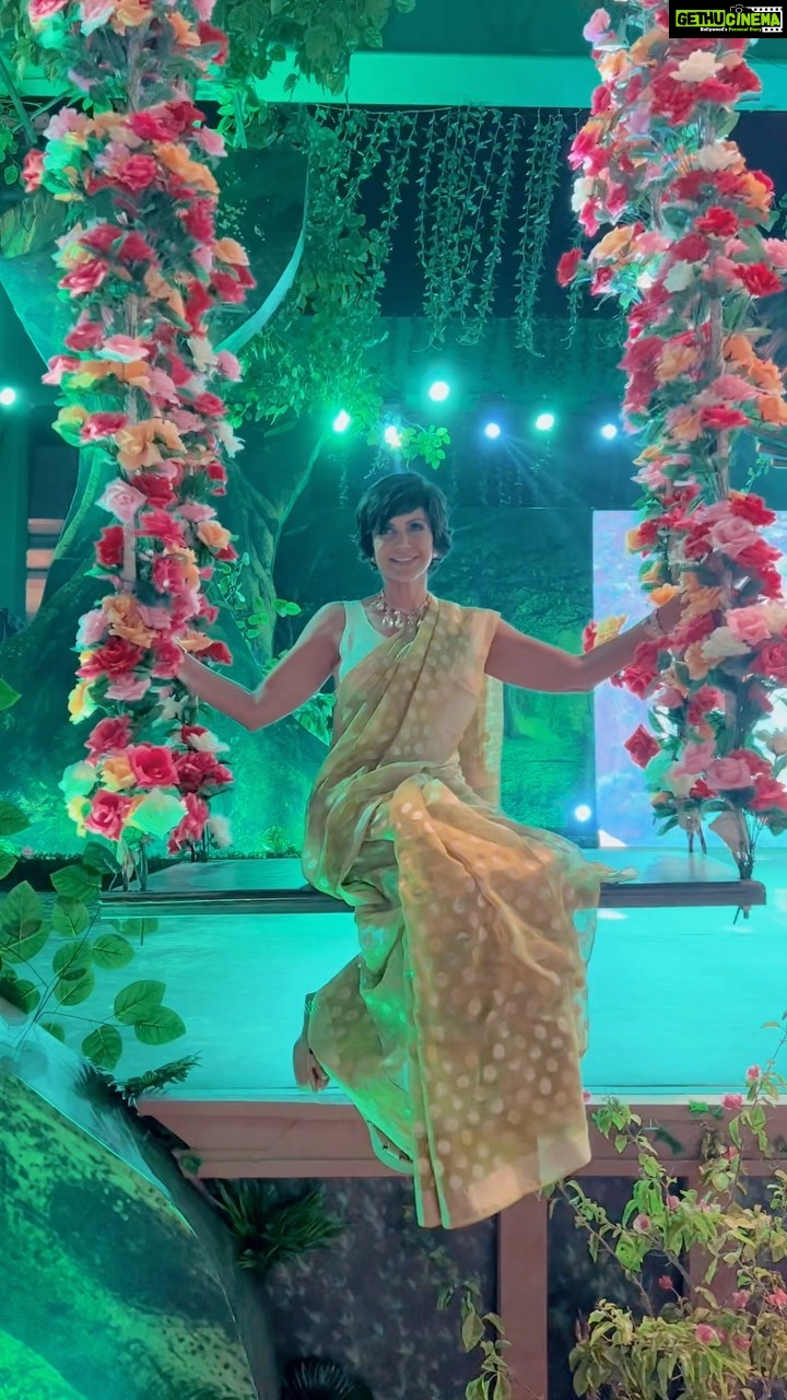 Mandira Bedi Instagram - When you get a moment like this, steal it!! What a lovely evening and beautiful setting at #bhuj for @bkt_tires 😊🙏🏽 @rajivpoddar