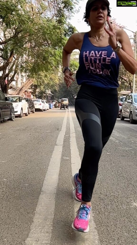 Mandira Bedi Instagram - I feel #glorious to be running again..!! 👊🏽#windsprints #stepups #wallsit #walkinglunges and a killer calorie burn.. 🔥 I love #runninghappy @brooksrunningindia @kartikshah190189 👊🏽❣