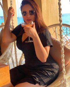 Mandy Takhar Instagram - Some sun and sea .. #forevermood 🖤

📸 @poonamskaurture