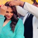 Mandy Takhar Instagram - on set Touch up dump.. #VaddaGhar Day 1 Costume - @scarlet_by_shrutijamaal Makeup - @iamkajalsharmas Hair - @ishanhairstylist Behind the camera and Monopoly deal partner 😛 @taran_sxndhu