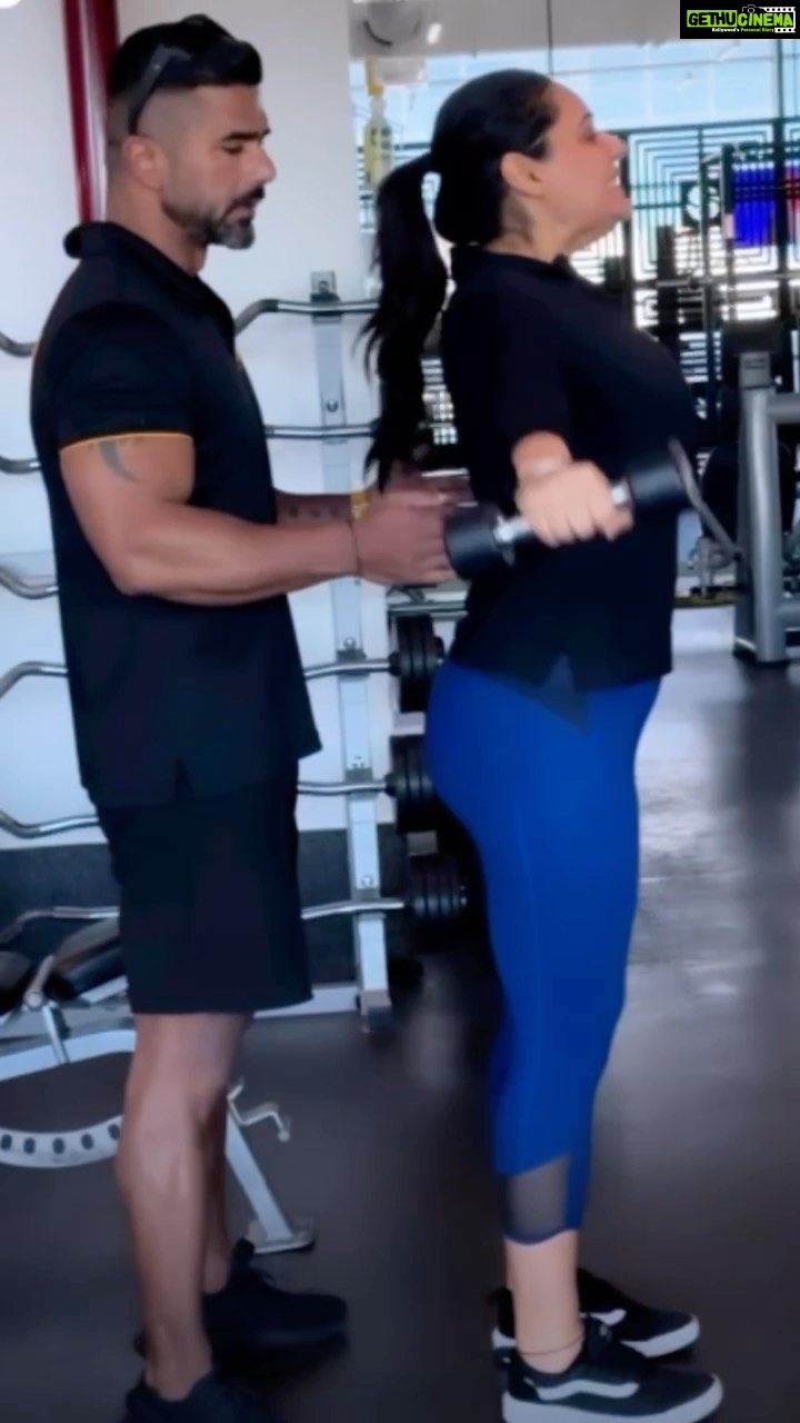 Mandy Takhar Instagram - 5 months left until 2024 … where is the time going 🙂🙃feels like life is happening in fast Forward mode.. slow down mate , slow down ! Workouts by @kamaldip_kahma_ Captured by @harsimranofficial #mrshudai #melbourne