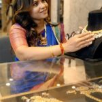 Manimegalai Instagram - Join me as I enter the world of fine craftsmanship and authentic ornaments at @vummidibangaru With ancient inspiration and contemporary collection, VBJ offers all that your heart yearns for.  Their thoughtful employees and genuine customer service adds brilliance to the entire experience. Visit the store now to experience the most luxurious jewelry journey. Make your jewelry and the quest memorable. 📍Anna Nagar | Anna Salai #VummidiBangaruJewellers #VBJ