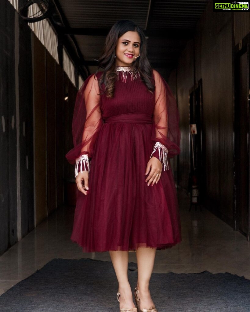 Manimegalai Instagram - Cute pics from Last week Episode of CWC 😛🥰 Photography @raghul_raghupathy Retouch @retouch_by_gokul Outfit : @styl_chennai #AnchorManimegalai #cookwithcomali #Vijaytelevision