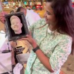 Manimegalai Instagram - America or Aandipatti, I can’t live without seeing ur Smiling Face @mehussain_7 😘😘😘 So Gifting this to Myself 😛 Hussain Bommai in LA🫶💛 Foreign ponaalum unna kudavey vachu torture pannuven 🐒 #losangeles #HussainManimegalai #clayart #couple #america Los-Angeles (LA) USA