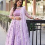 Manimegalai Instagram - California FETNA Event, USA🇺🇸 Thank yu for all the Luvv 🫶 Lovely lavender outfit by @rihanadesigner Jewellery : @new_ideas_fashions MUA : @sugarglam_muah Photography : @storiesbyrampalli #traveldiaries #california #AnchorManimegalai #india United States of America