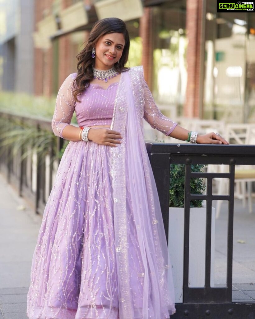 Manimegalai Instagram - California FETNA Event, USA🇺🇸 Thank yu for all the Luvv 🫶 Lovely lavender outfit by @rihanadesigner Jewellery : @new_ideas_fashions MUA : @sugarglam_muah Photography : @storiesbyrampalli #traveldiaries #california #AnchorManimegalai #india United States of America