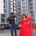 Manimegalai Instagram - Oru trend #reels pannalam na enga vidranga 🐒 Enga na dance la neraiya per vaangiruvanonu @mehussain_7 ku poramai 😡 Costume : @alankrita_by_swetha #dancereels #HussainManimegalai #couplereels
