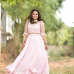 Manimegalai Instagram - Just dedicating the song to myself 😛 #CookWithComali today & tomo on @vijaytelevision PC : @dhanush__photography Jewells : @new_ideas_fashions Outfit : @styl_chennai