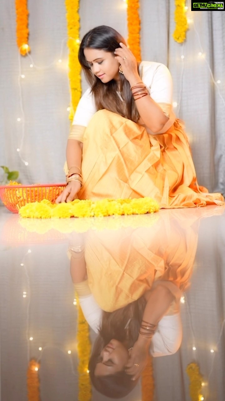 Manimegalai Instagram - Onam is right around the corner and dull skin is a strict no-no! And why worry when you can give your skin a Golden GLOW in just 7 days! Try the #7DaysToGlow Routine with Pears and get glowing skin right in time for Onam! ⭐ #PearsGlycerine #PearsSoap #Onam