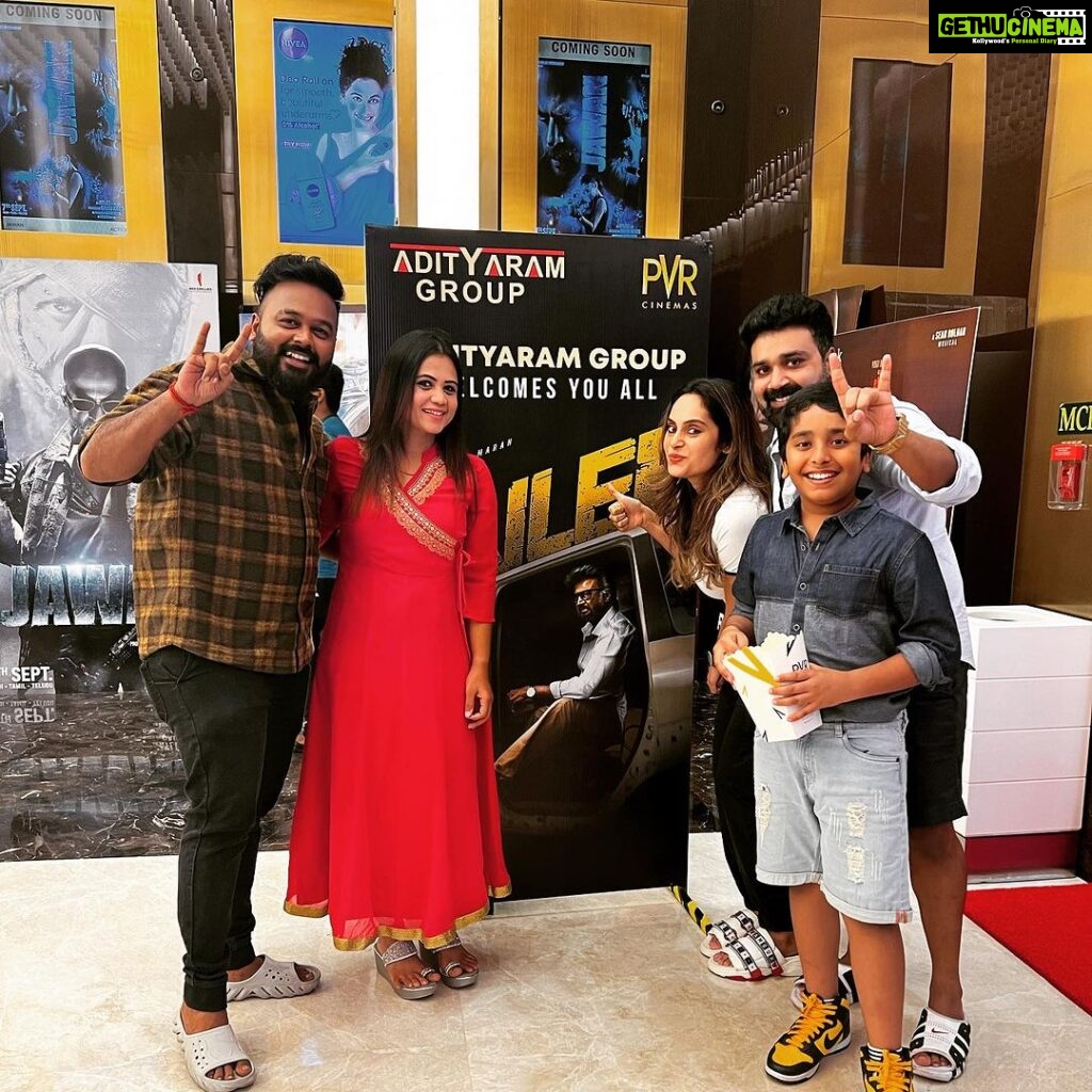 Manimegalai Instagram - Jailer Celebration with our Gang 🕺 Movie time 🎥 Alaparai kelaparom 🎉 Thalaivaru Nirandharam 🔥 @mehussain_7 @shrutika_arjun #superstar #rajinikanth #hukum