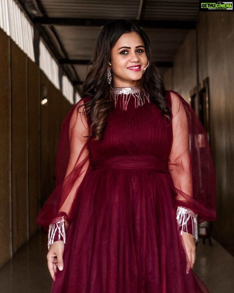 Manimegalai Instagram - Cute pics from Last week Episode of CWC 😛🥰 Photography @raghul_raghupathy Retouch @retouch_by_gokul Outfit : @styl_chennai #AnchorManimegalai #cookwithcomali #Vijaytelevision
