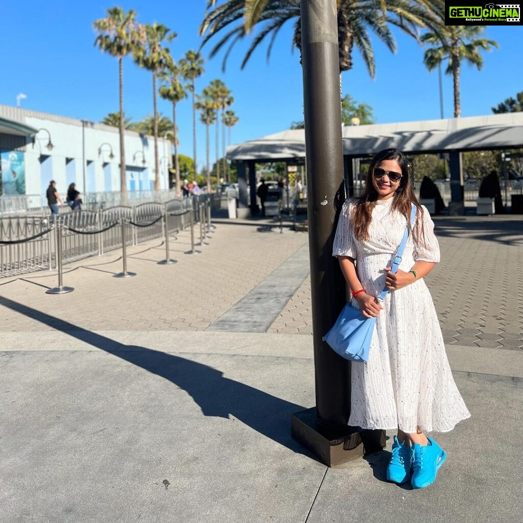 Manimegalai Instagram - A day at Los Angeles, USA 🇺🇸 First pic la irukaradhu ennoda US Car ;) Outfit Styling by @iammanimegalai #vacation #america #universalstudios